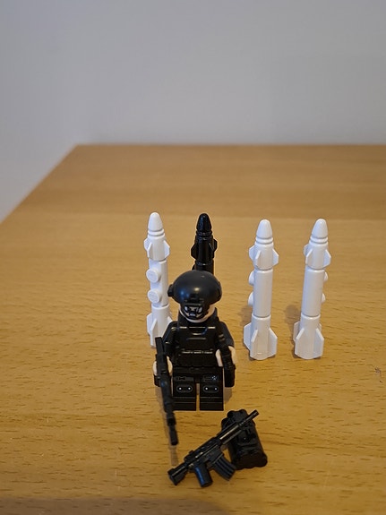 SWAT sotilas, aseita, pommi ja ohjuksia
