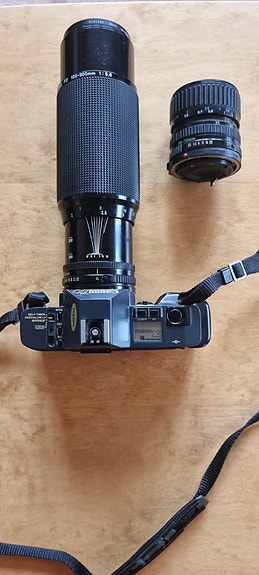 Myydään Canon T70 kamera, kaksi objektiivia ja kameralaukku
