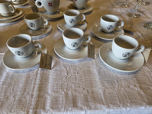 Espresso-kupit ja lautaset