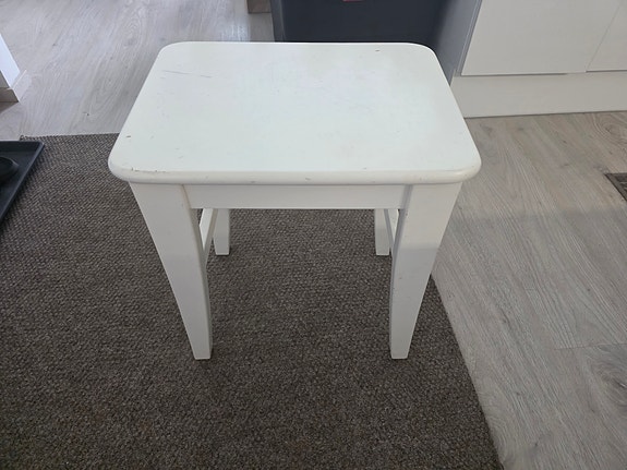 IKEA valkoinen pieni pöytä / jakkara