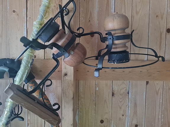Mökki valaisin seinävalaisin puuta ja rautaa