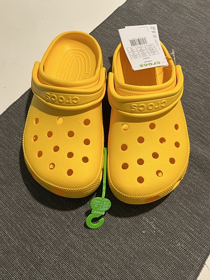 Keltaiset Crocs
