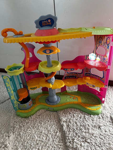 Littlest Pet Shop taloja ja muita