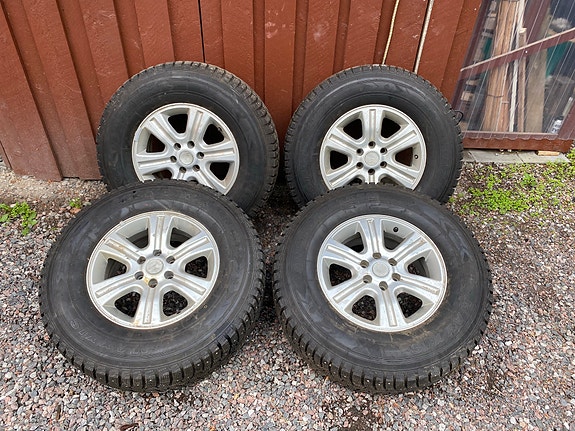 Nissan Navaran vanteet nastarenkailla