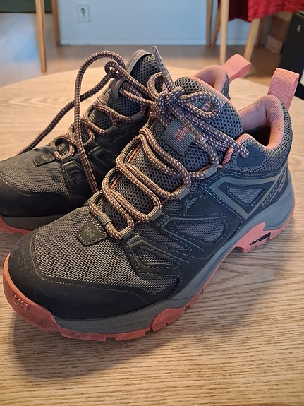 Käytetty 7 tai 8 kertaa. Kokoa 37 Helly Hansen -kengät.