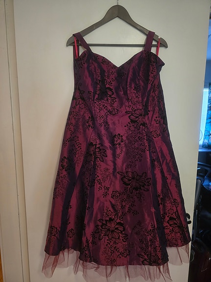 Kerran käytetty violetti Hell Bunny mekko