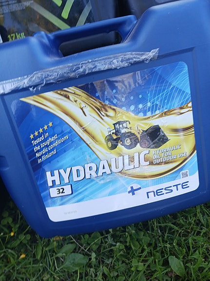 Myytävänä hydrauliikkaöljyä ja työkoneen jarrunestettä