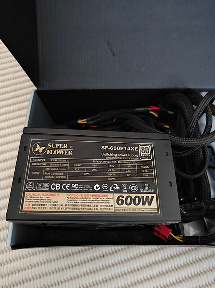 Super Flower 600W virtalähde