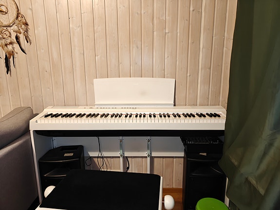 Sähköpiano ja ständi