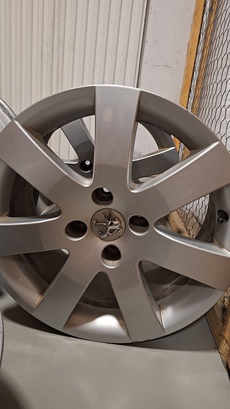 Peugeot alumiinivanteet 16 tuumaiset.