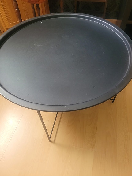 Metallinen pöytä
