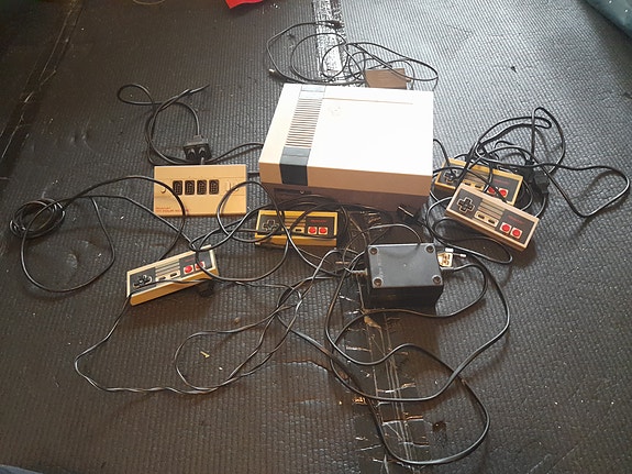 Nintendo NES 8-bit + 4 ohjainta + Four Score + johdot