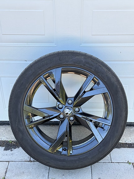Skoda Taurus OEM-vanteet Bridgestone Turanza renkailla