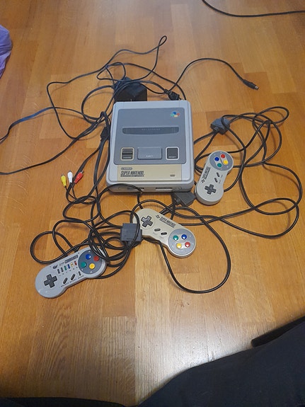 Super Nintendo SNES + 3 ohjainta + johdot