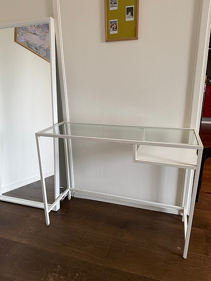Valkoinen lasikantinen työpöytä - Glass table