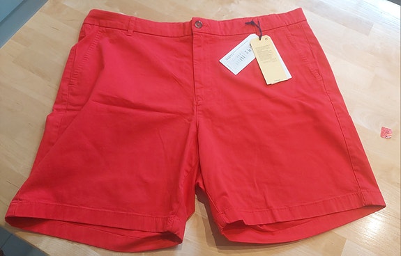 punaiset siistit shortsit