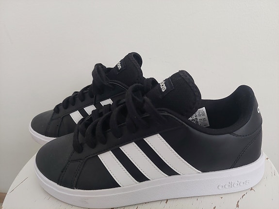 Adidas tennarit