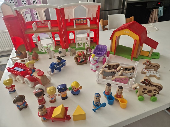 Fisher-Price, BRIO ja Kid Connection maatila, bussi ja lentokone leikkisetit