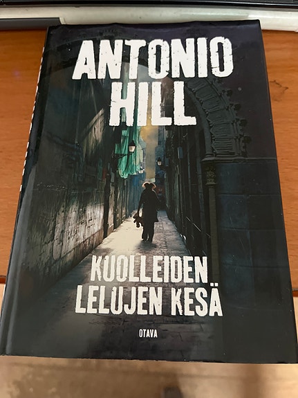 Kuolleiden lelujen kesä kirja