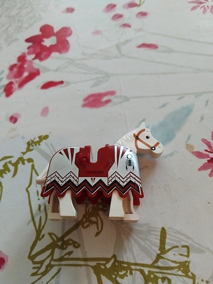 Lego hevonen ja punainen loimi