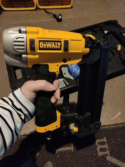 DeWalt naulain paineilmakäyttöinen