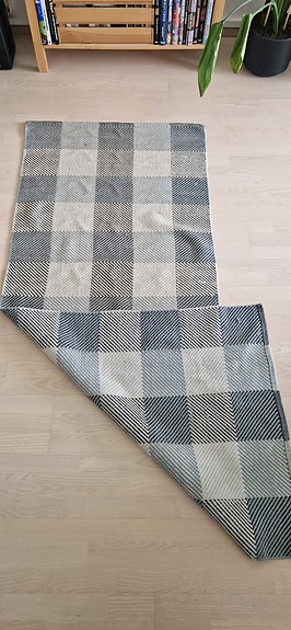 Pitkä harmaa käytävämatto