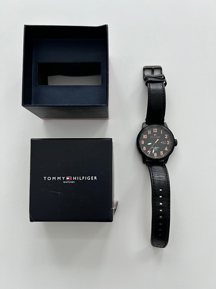 Tommy Hilfiger kello nahkarannekkeella