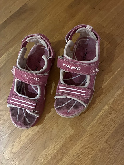 Viking sandaalit koko 33 tytöille punaiset