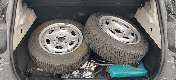 Hyväkuntoiset Goodyear 155.70.13 -renkaat vanteilla