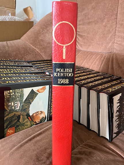 Poliisi kertoo 1988 kirja