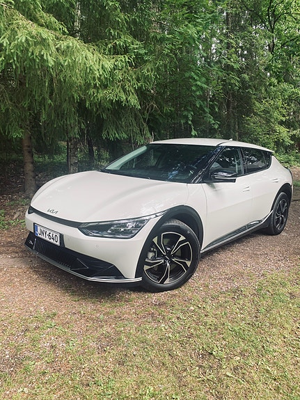 KIA 6 EV kesärenkaat vanteilla.