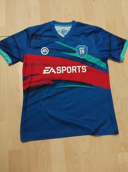 EA jalkapallo paita