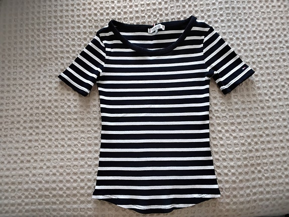Tommi Hilfiger  paita.