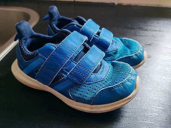 Adidas lenkkarit 27