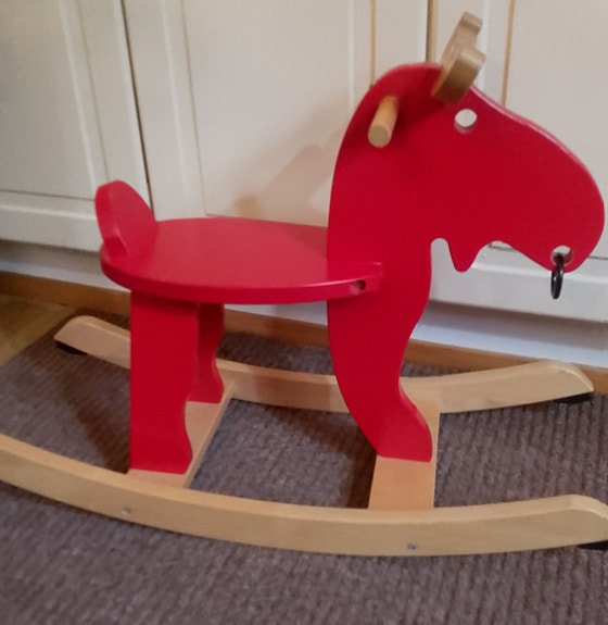 IKEA punainen puinen keinuhevonen