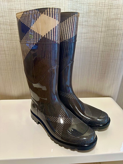 Burberry kumisaappaat.