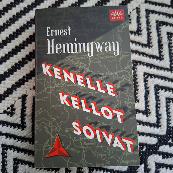Ernest Hemingway Kenelle kellot soivat pokkari