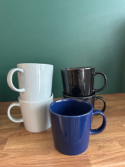 Iittala Teema mukit valkoinen, musta ja sininen