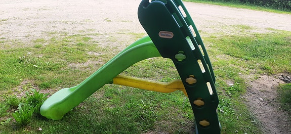 Muovinen liukumäki lasten
