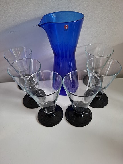 Iittala lasit ja sininen karahvi
