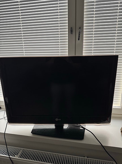 LG 32 LCD-televisio (32LH4020) – Toimiva, jalustalla