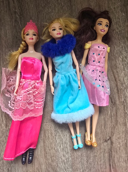 Barbie-nukkeja ja Frozen Elsa -nukke