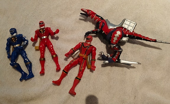 Power Rangers punaiset figuurit ja dinosaurus