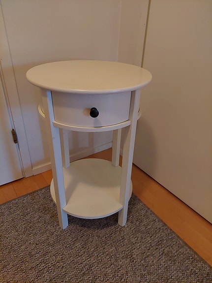 pyöreä sivupöytä