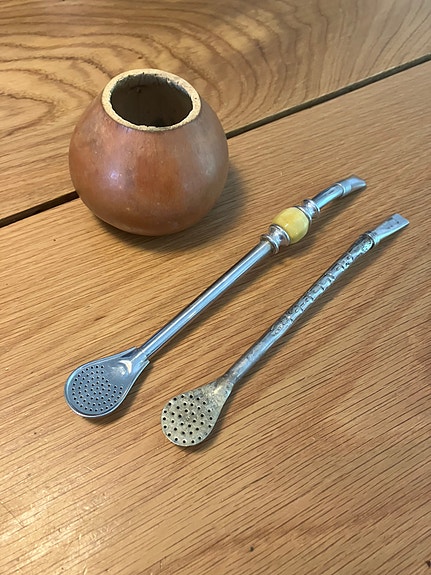 Mate -kuppi ja pillit
