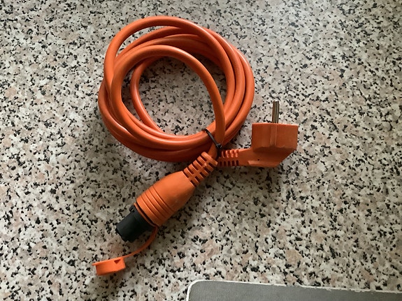 Defa liittimellä oleva verkkojohto miniplug 2,5m kulmapistokkeella.