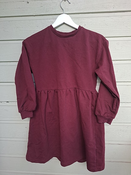134/140 Viininpunainen collegemekko