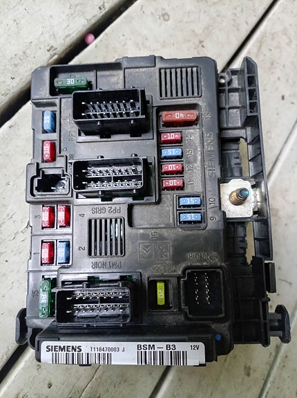 Citroen BSM B3 sulakerasia / ohjainyksikkö Siemens 9643498880