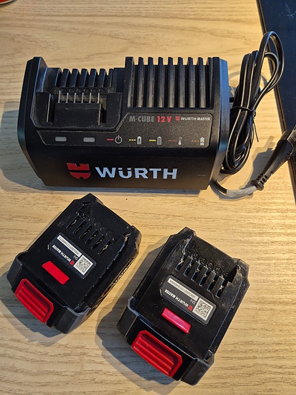 Wurth M-Cube 12v laturi + 2 kpl 3 Ah akkua