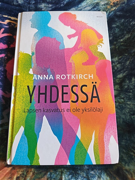 Anna Rotkirch : Yhdessä - lapsen kasvatus ei ole yksilölaji